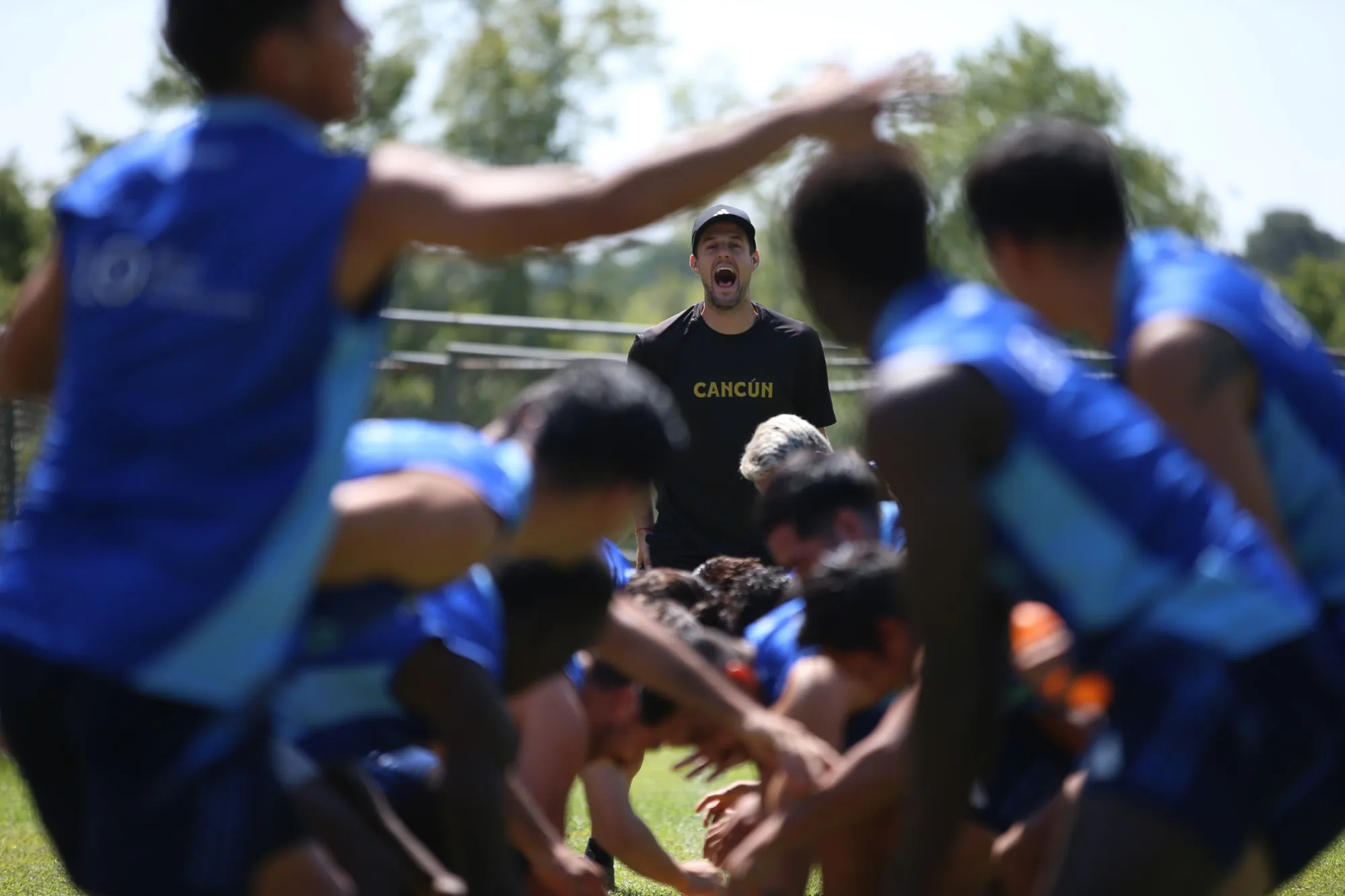 Joel Donés motivating Cancún FC players during training